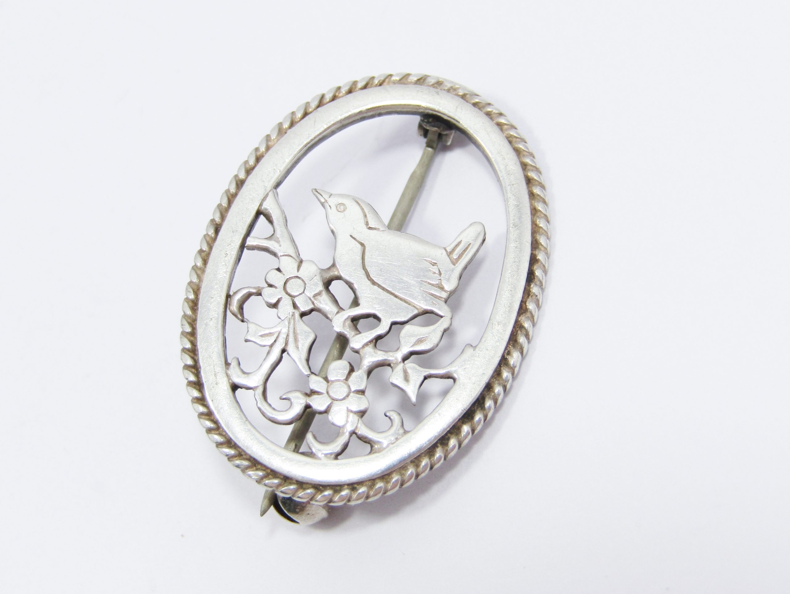 A Very Sweet Vintage Design Oval Bird Brooch in Sterling Silver