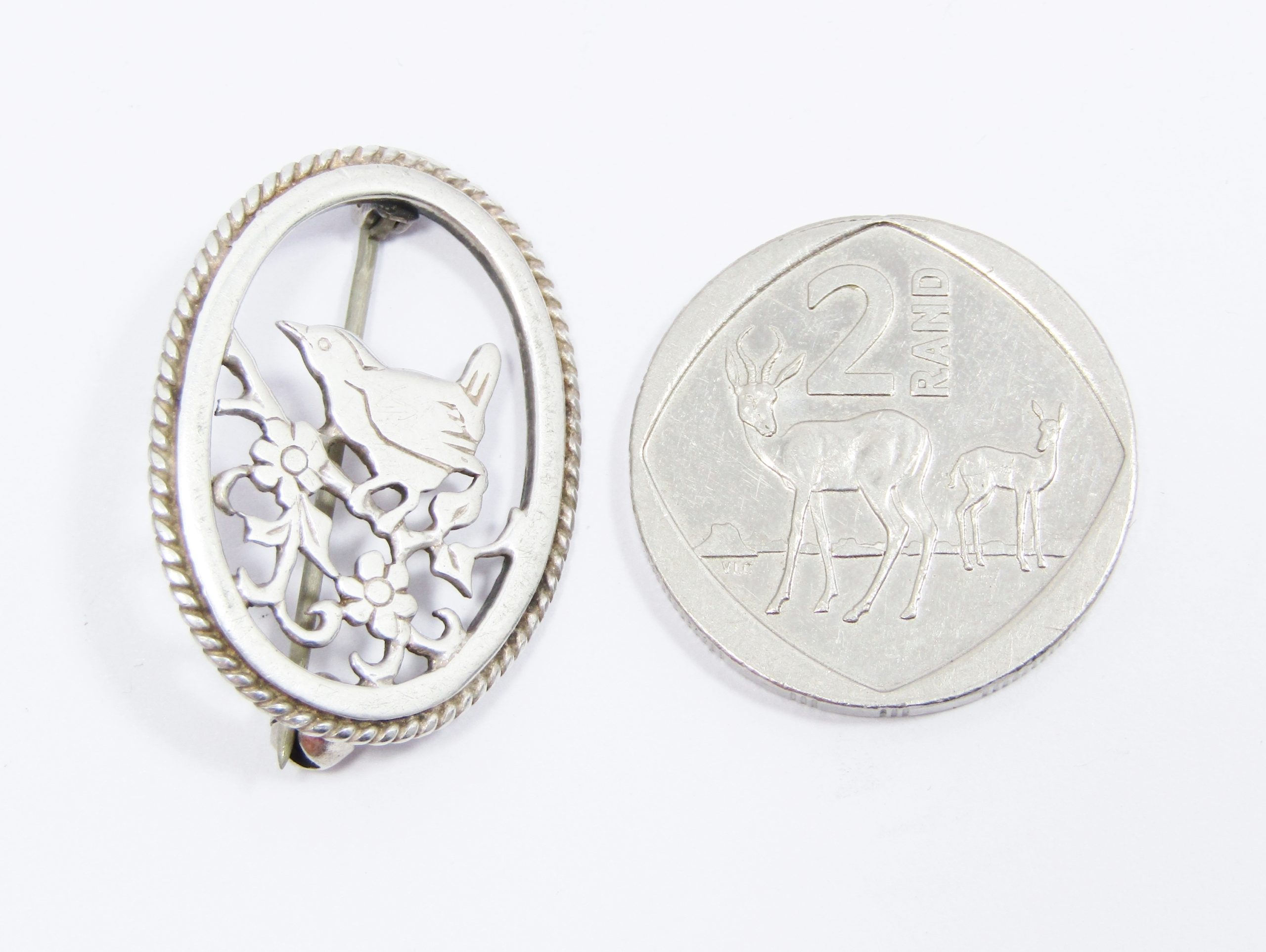 A Very Sweet Vintage Design Oval Bird Brooch in Sterling Silver