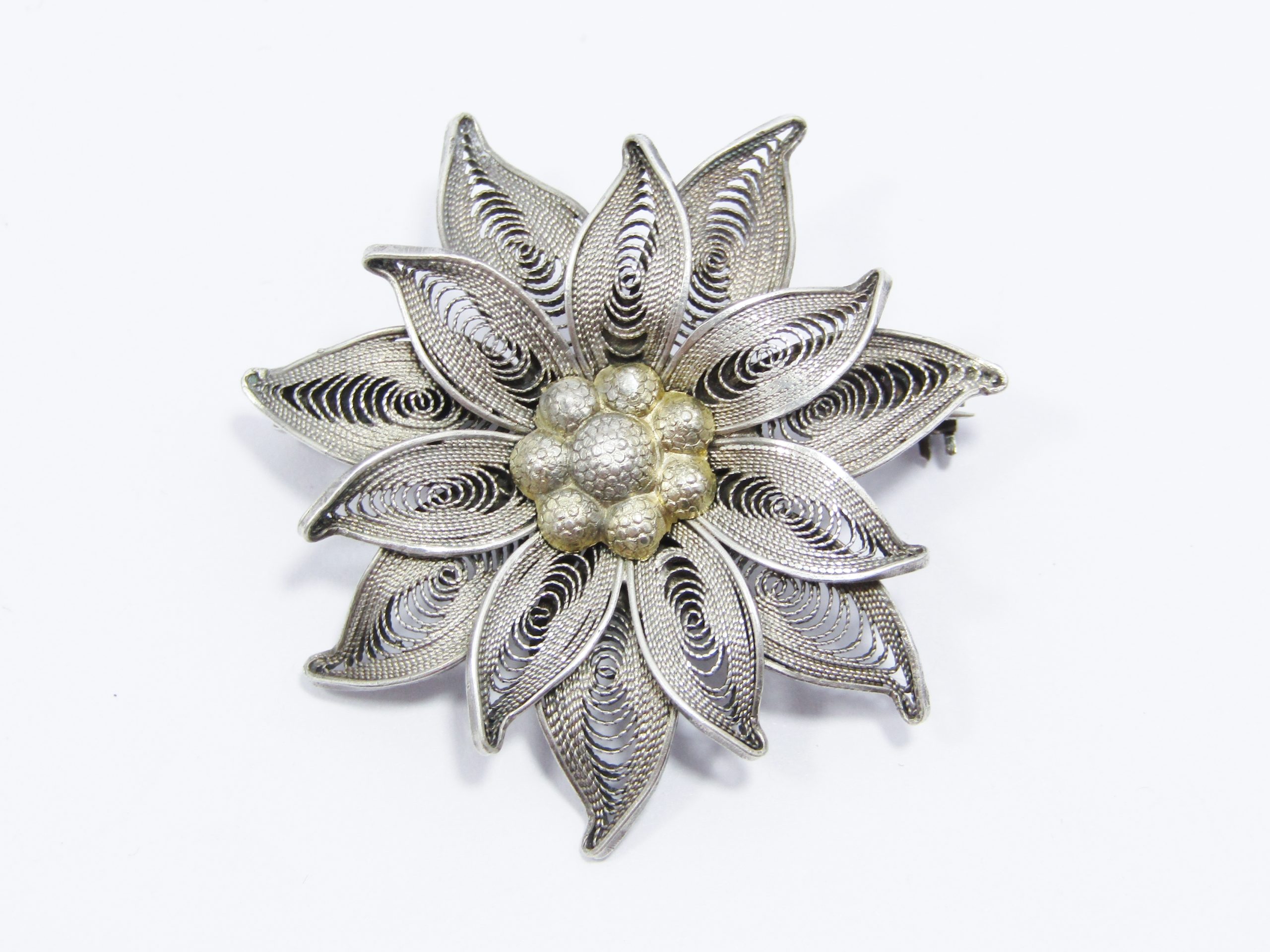 A Very Pretty Filigree Flower Brooch in 800 Silver