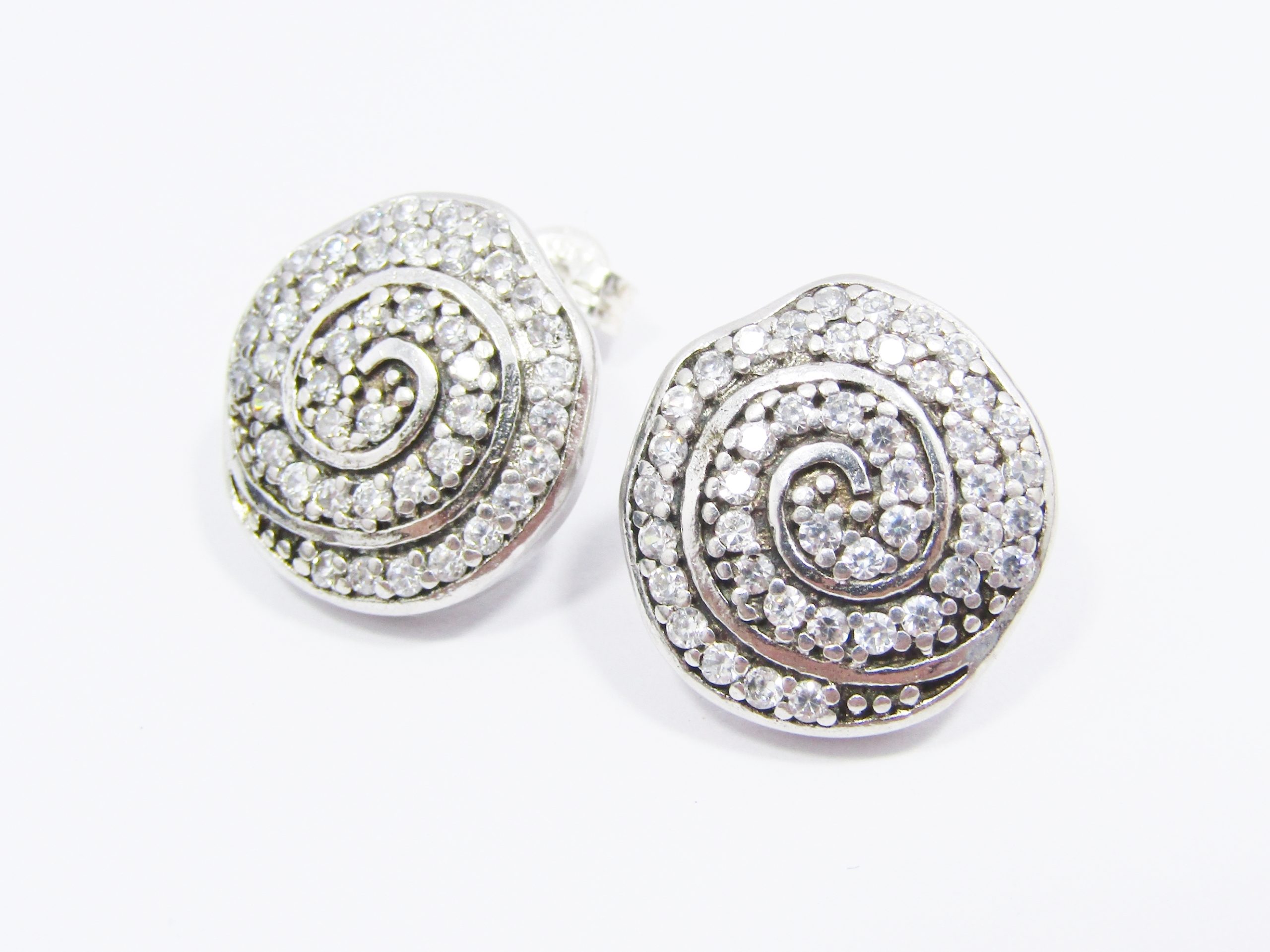 A Gorgeous Circle of life Zirconia Stud Earrings in Sterling Silver