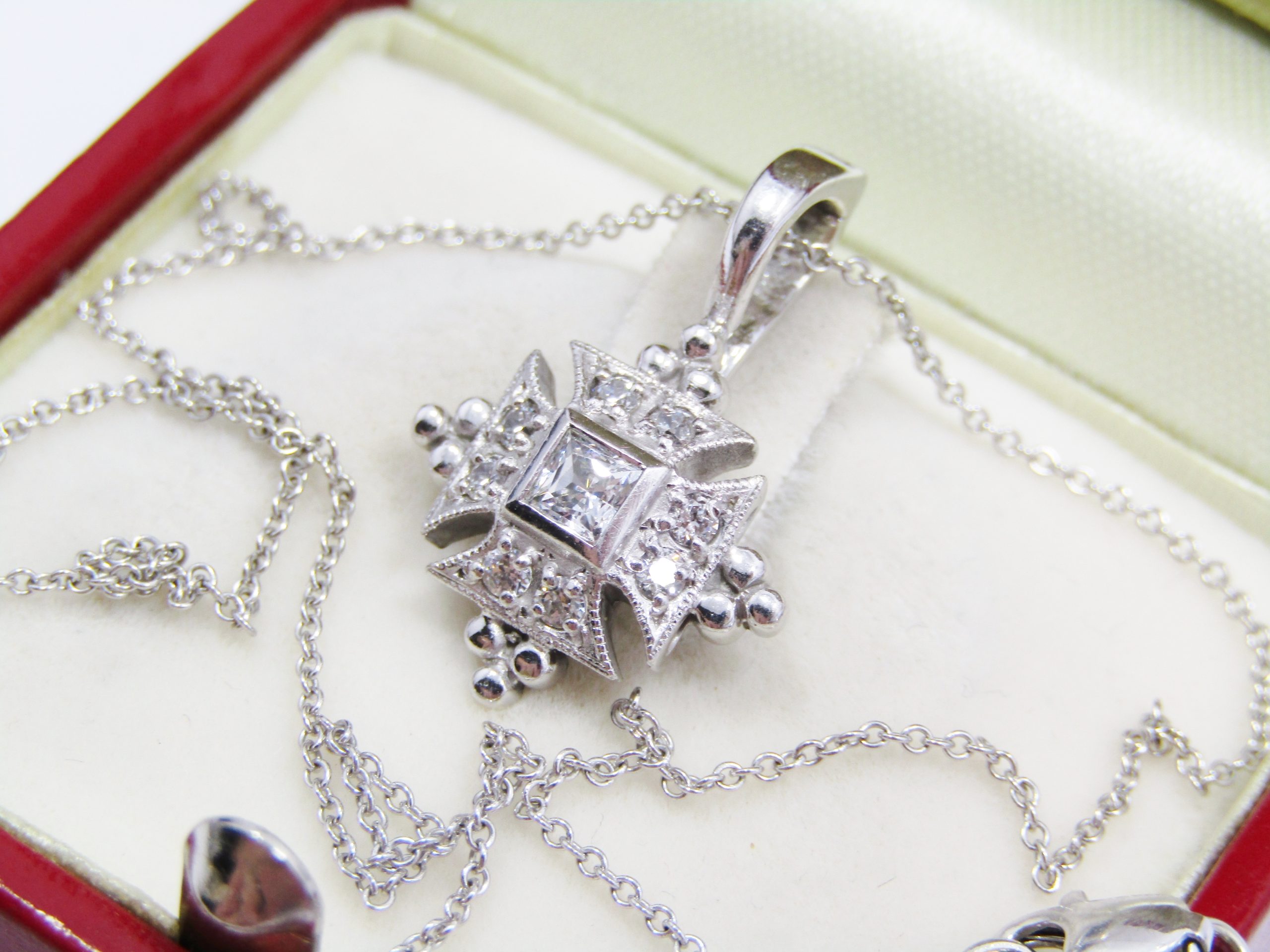 Stunning! Jenna Clifford 9CT White Gold Pendant with Necklace