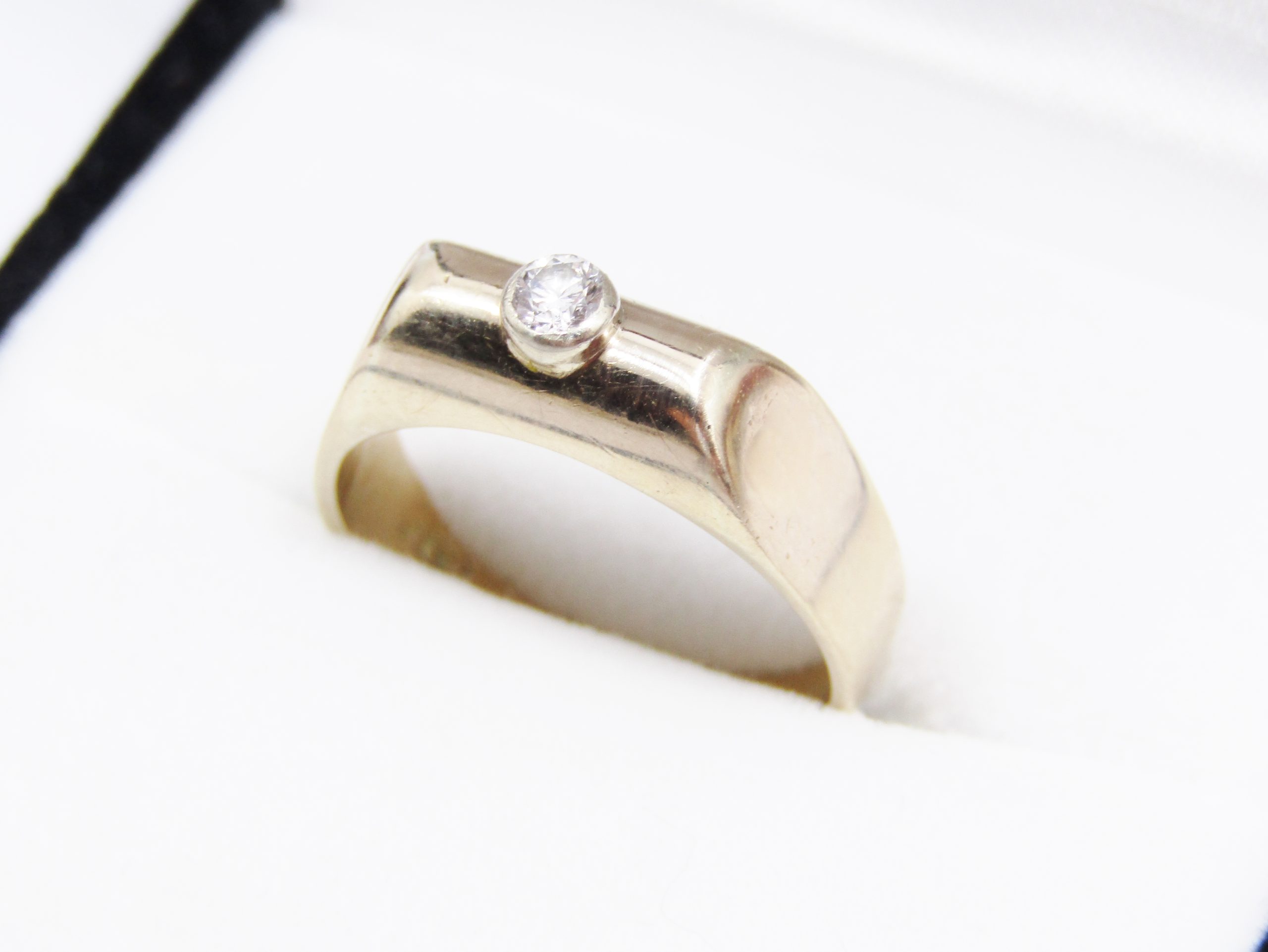 Beautiful! Vintage 9CT Gold & 0.10ct Diamond Ring
