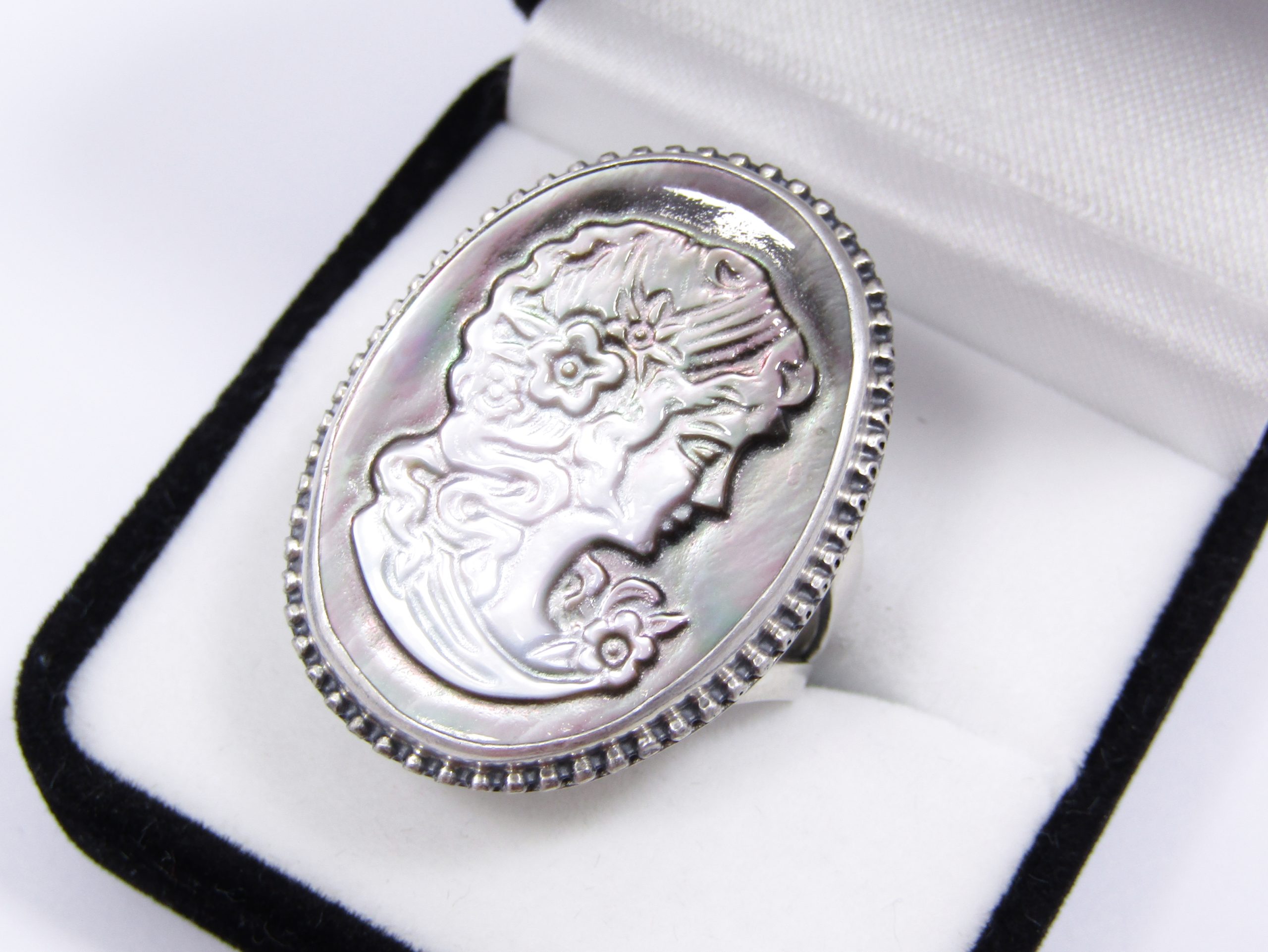 A Stunning Chunky Paui Shell  Cameo Ring in Sterling Silver.