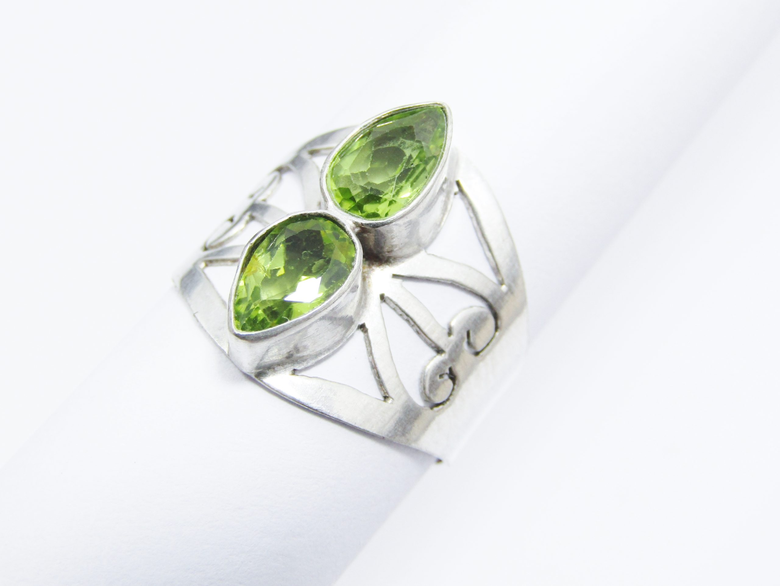 A Lovely Broad Peridot Ring in Sterling Silver.