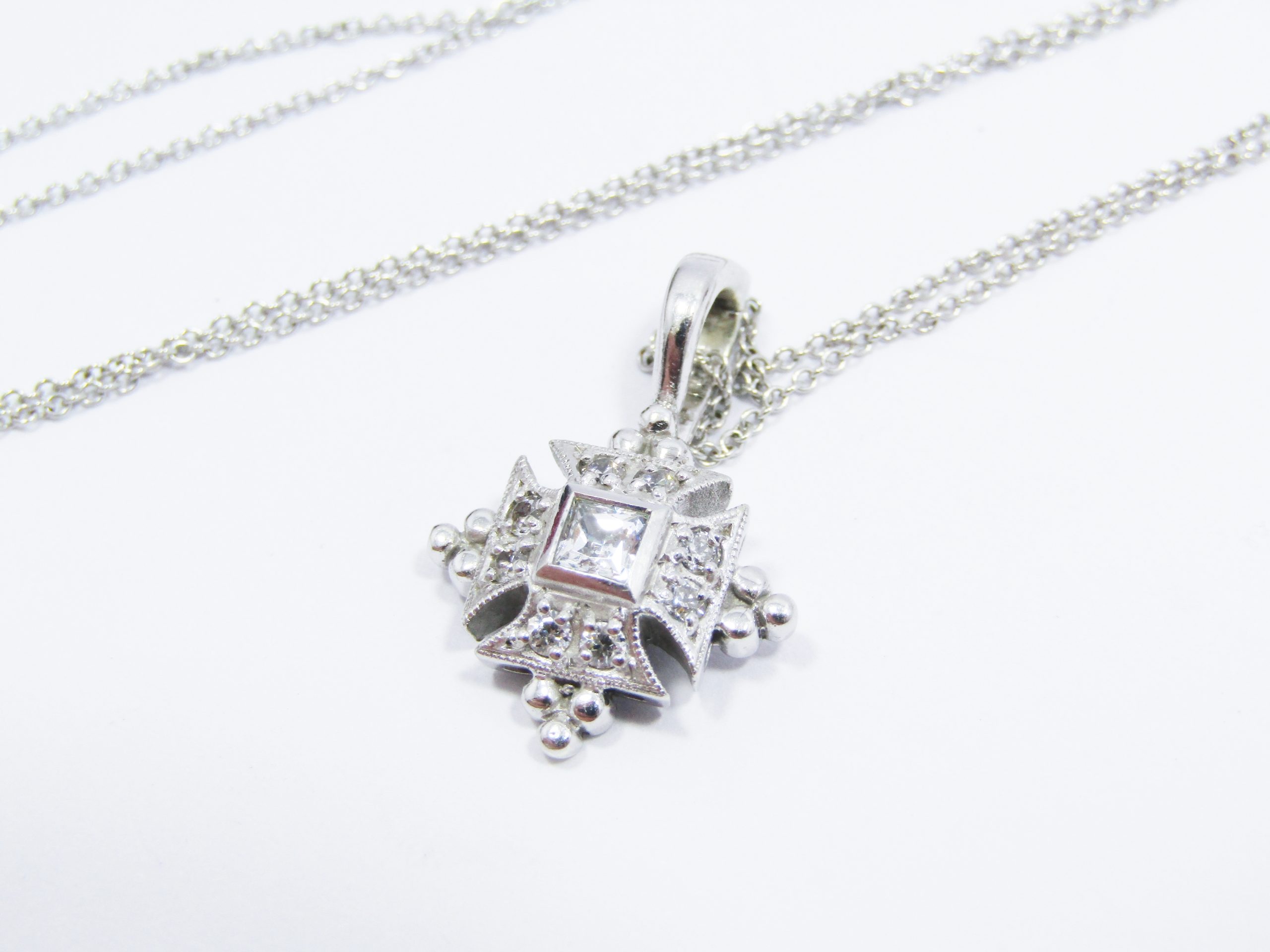 Stunning! Jenna Clifford 9CT White Gold Pendant with Necklace