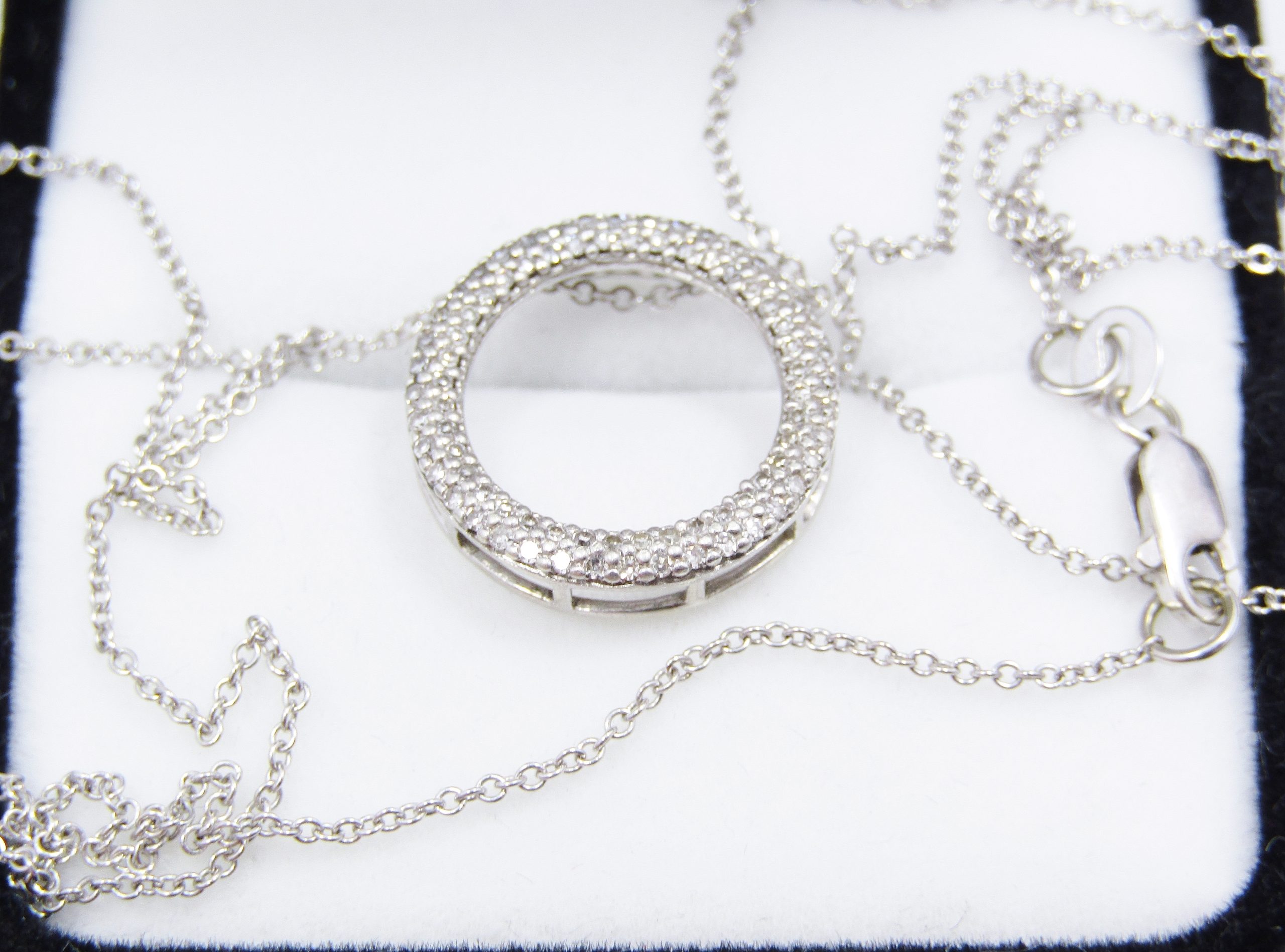 Beautiful 9CT White Gold & Diamond Circle of Life Necklace