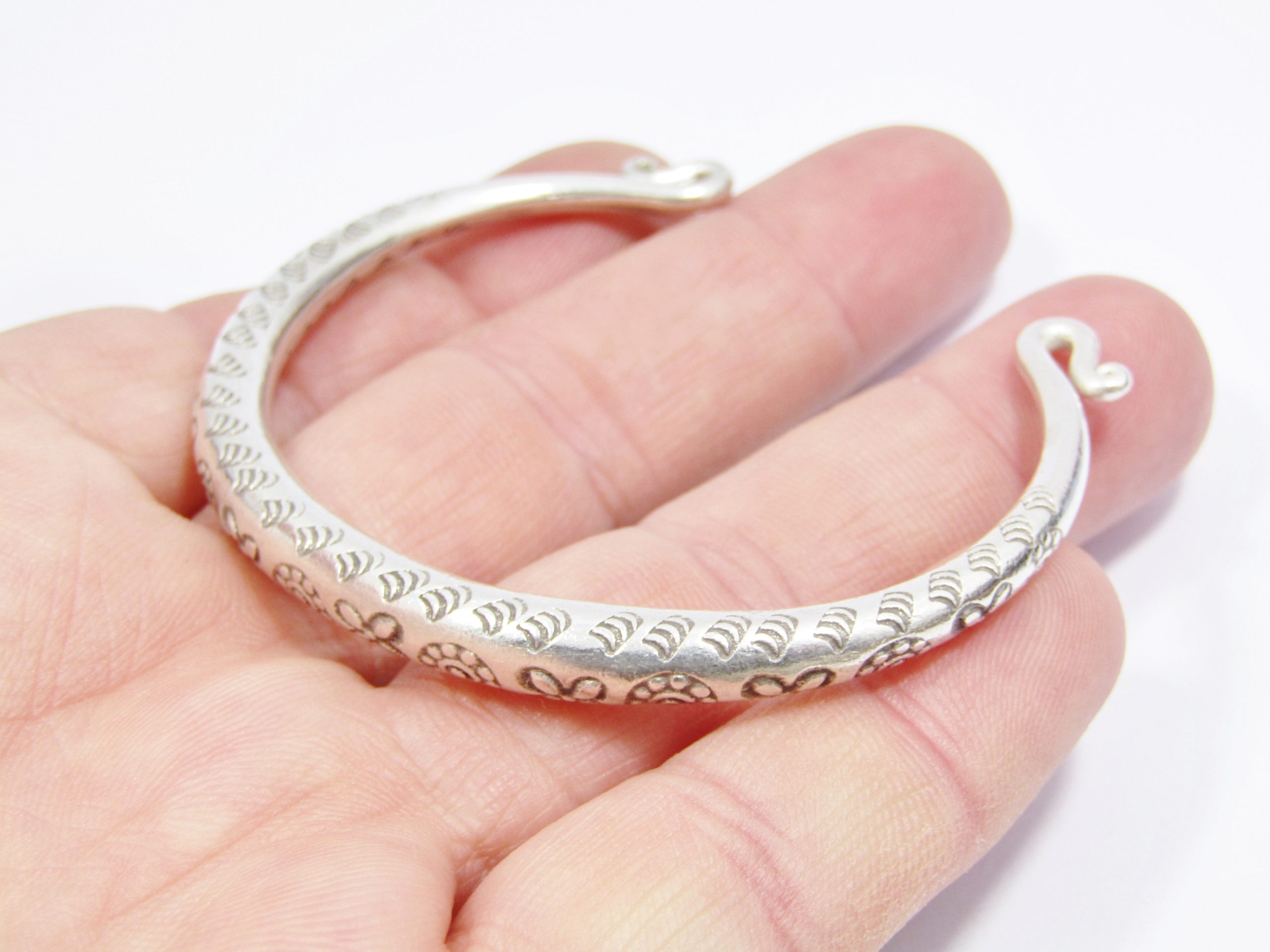 A Beautiful Weighty Engraved Cuff Bangle in Sterling Silver
