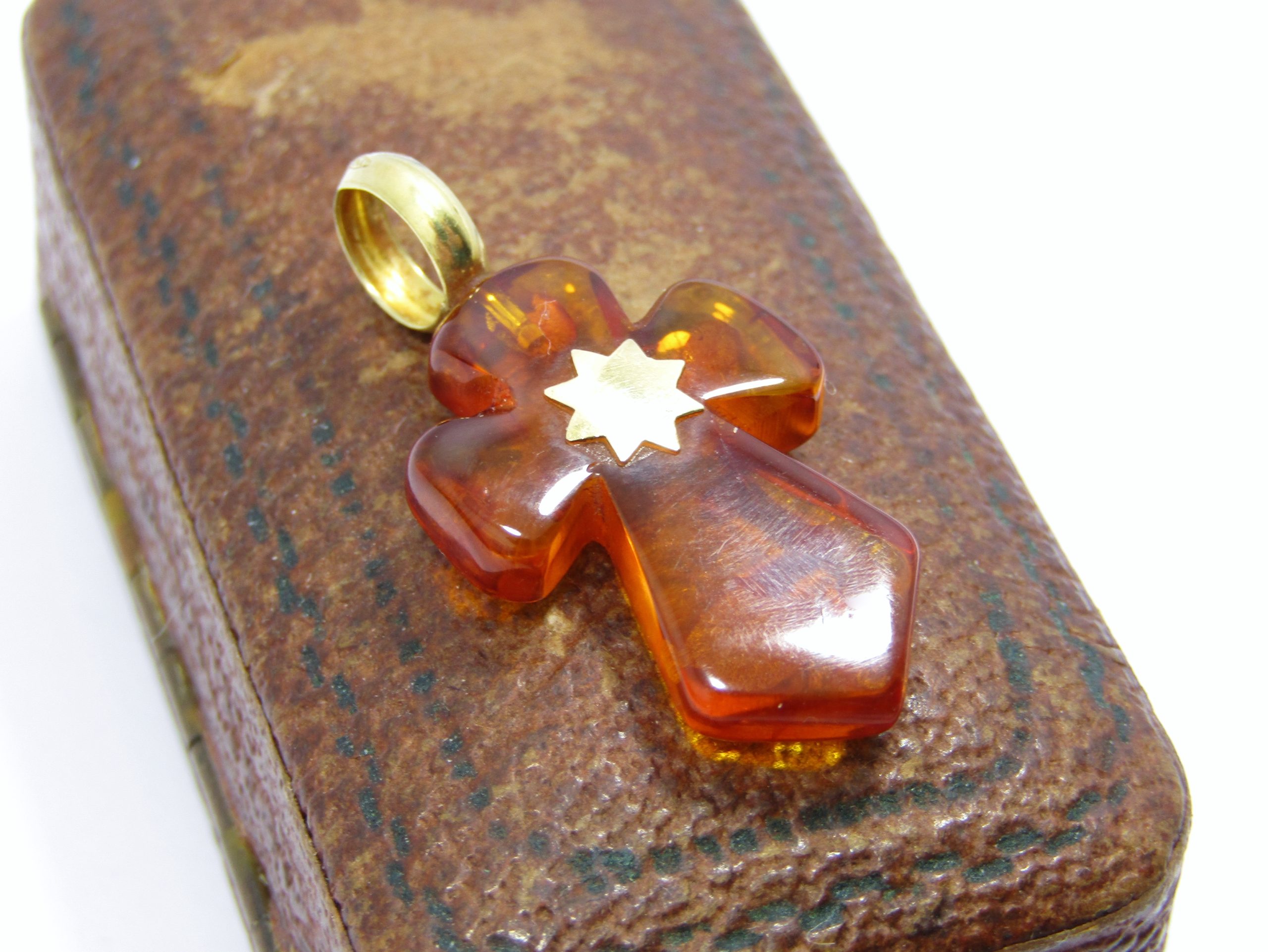Beautiful! 18CT Yellow Gold & Amber Cross Pendant