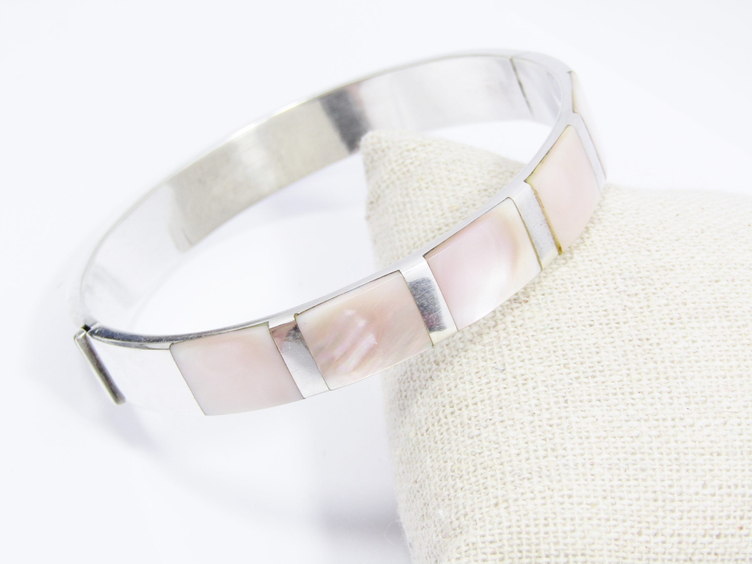 A Beautiful Sterling Silver Pink Mother of Pearl Inlay Hinged Bangle