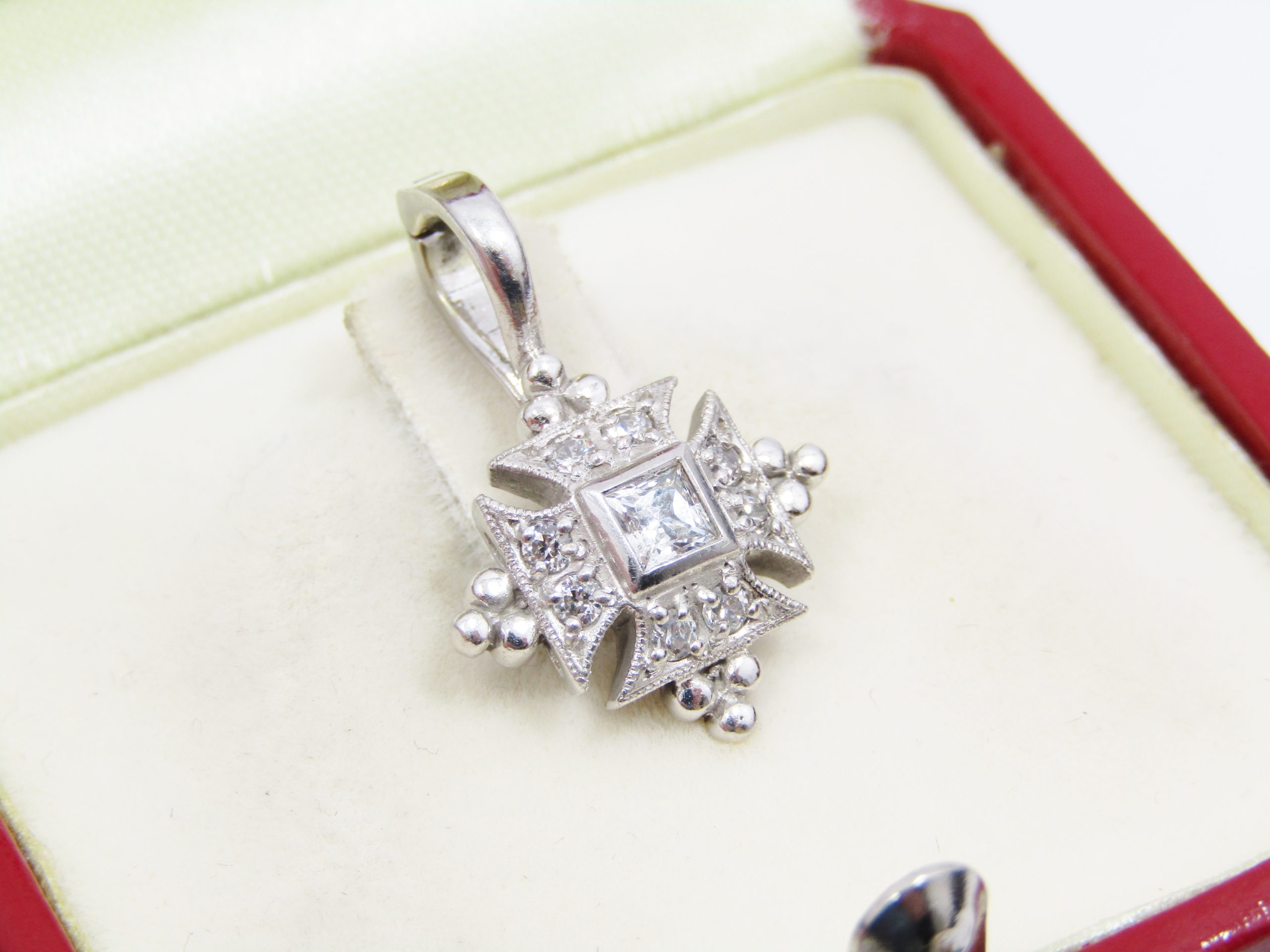 Stunning! Jenna Clifford 9CT White Gold Pendant