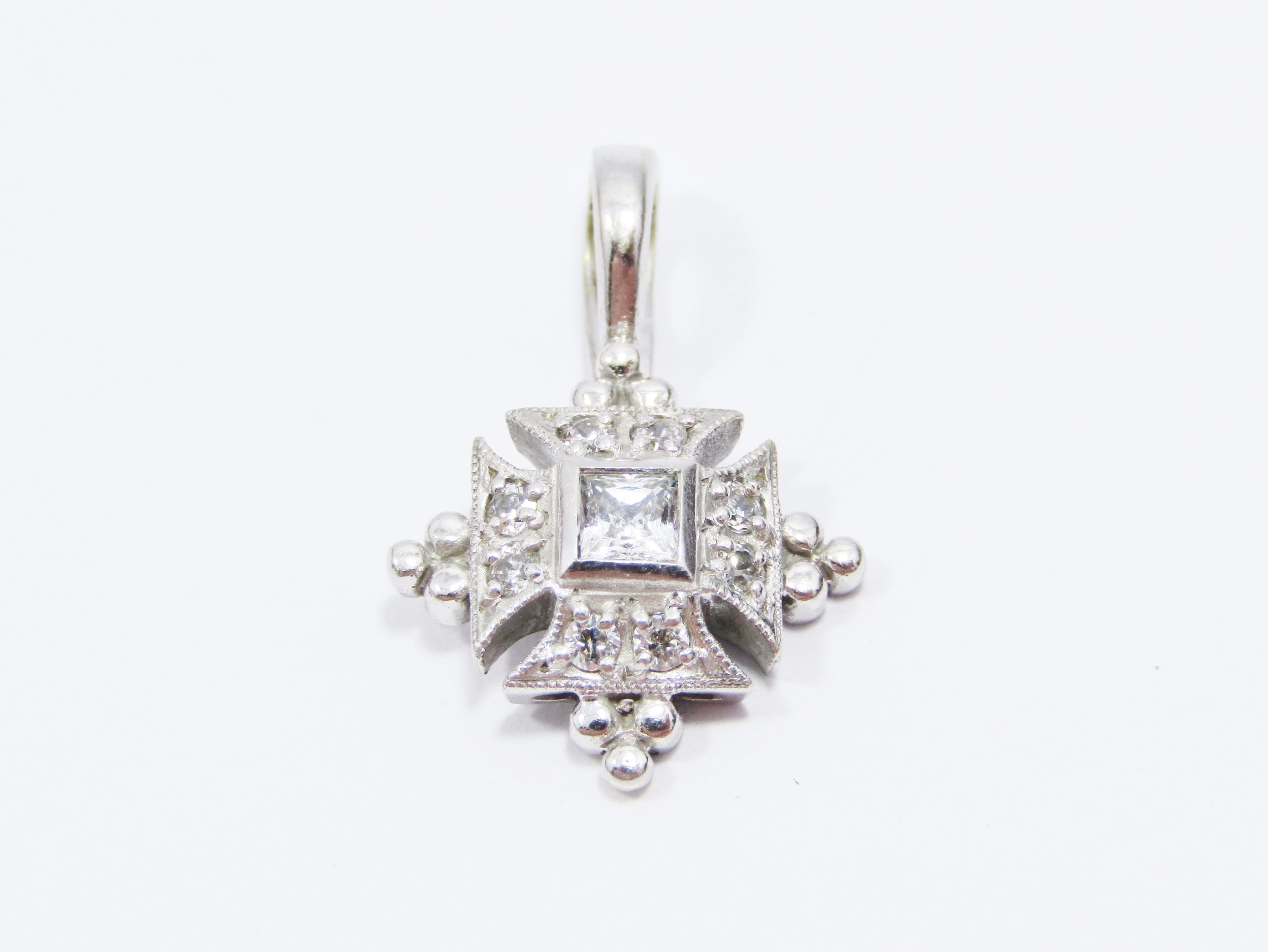 Stunning! Jenna Clifford 9CT White Gold Pendant