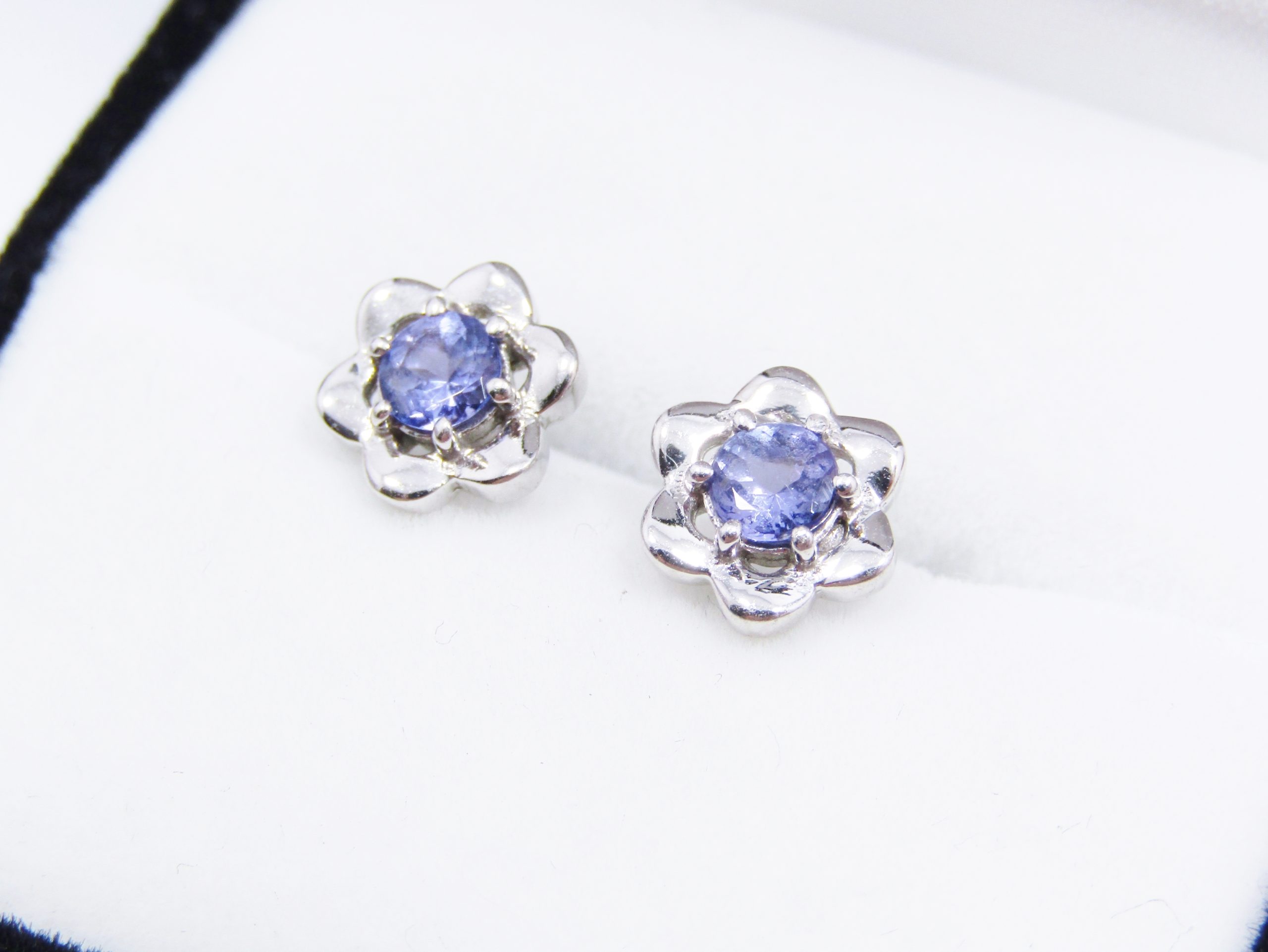 Beautiful Pair of 9CT White Gold & Tanzanite Flower Earrings