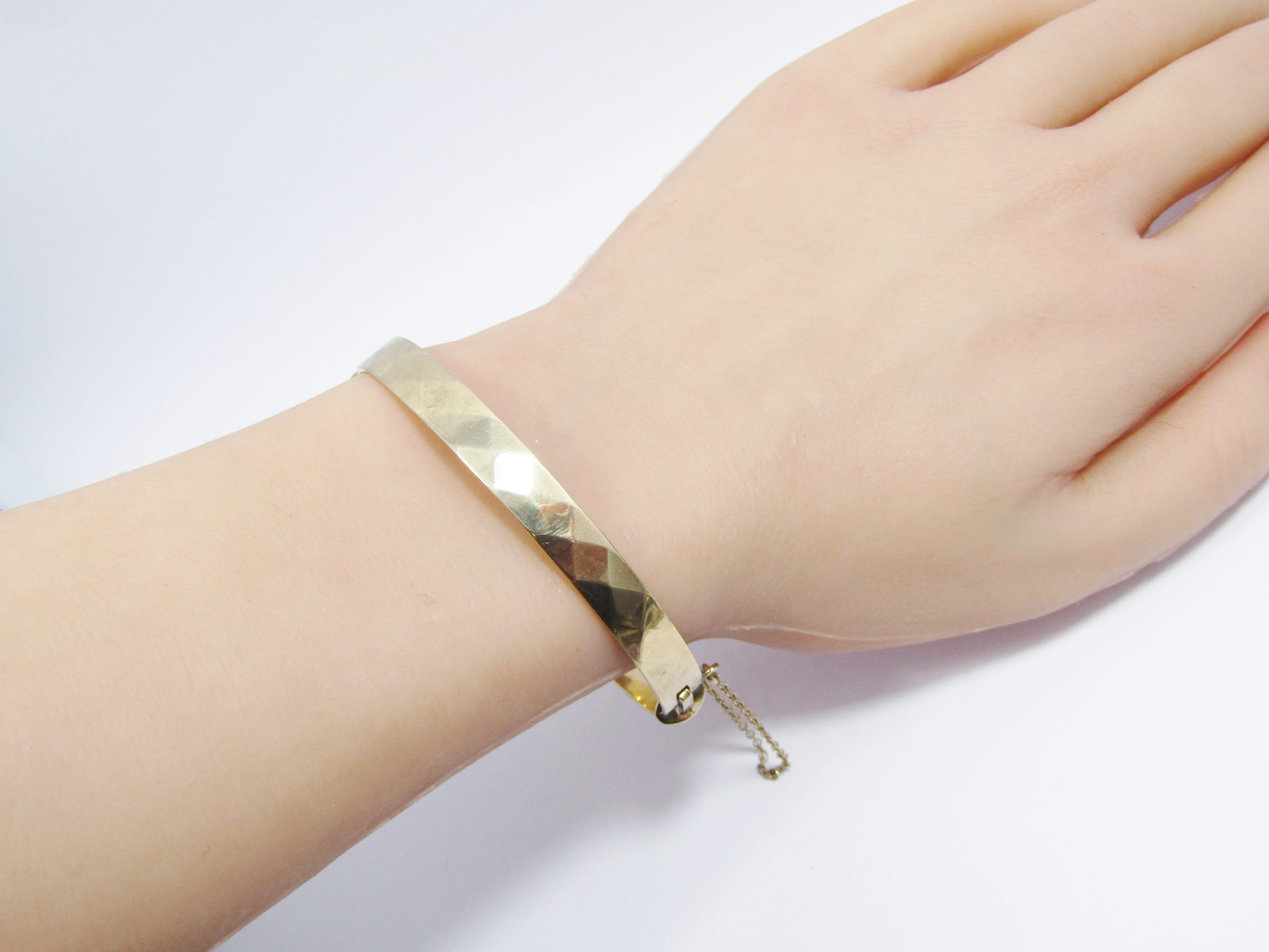 Beautiful! Vintage 9CT Gold Metal Core Hinged Bangle