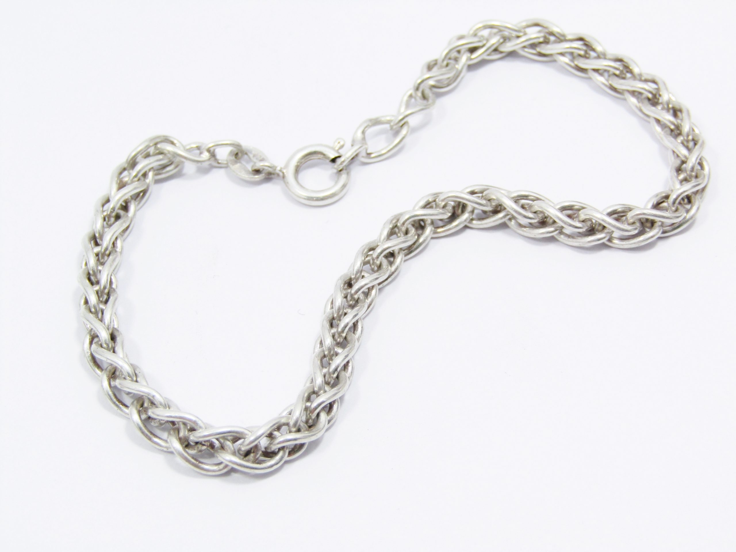 A Lovely Interlinking Bracelet in Sterling Silver