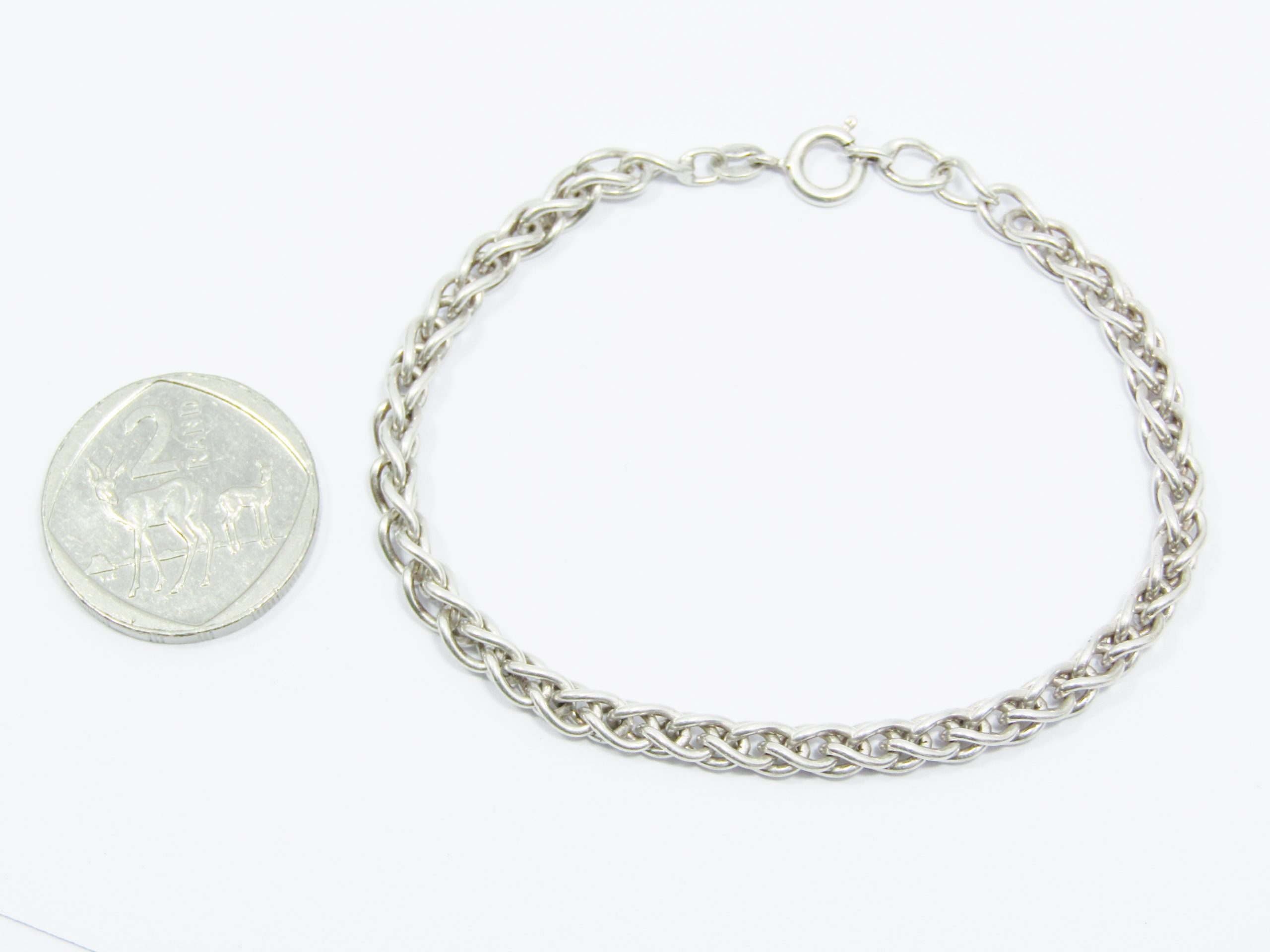 A Lovely Interlinking Bracelet in Sterling Silver