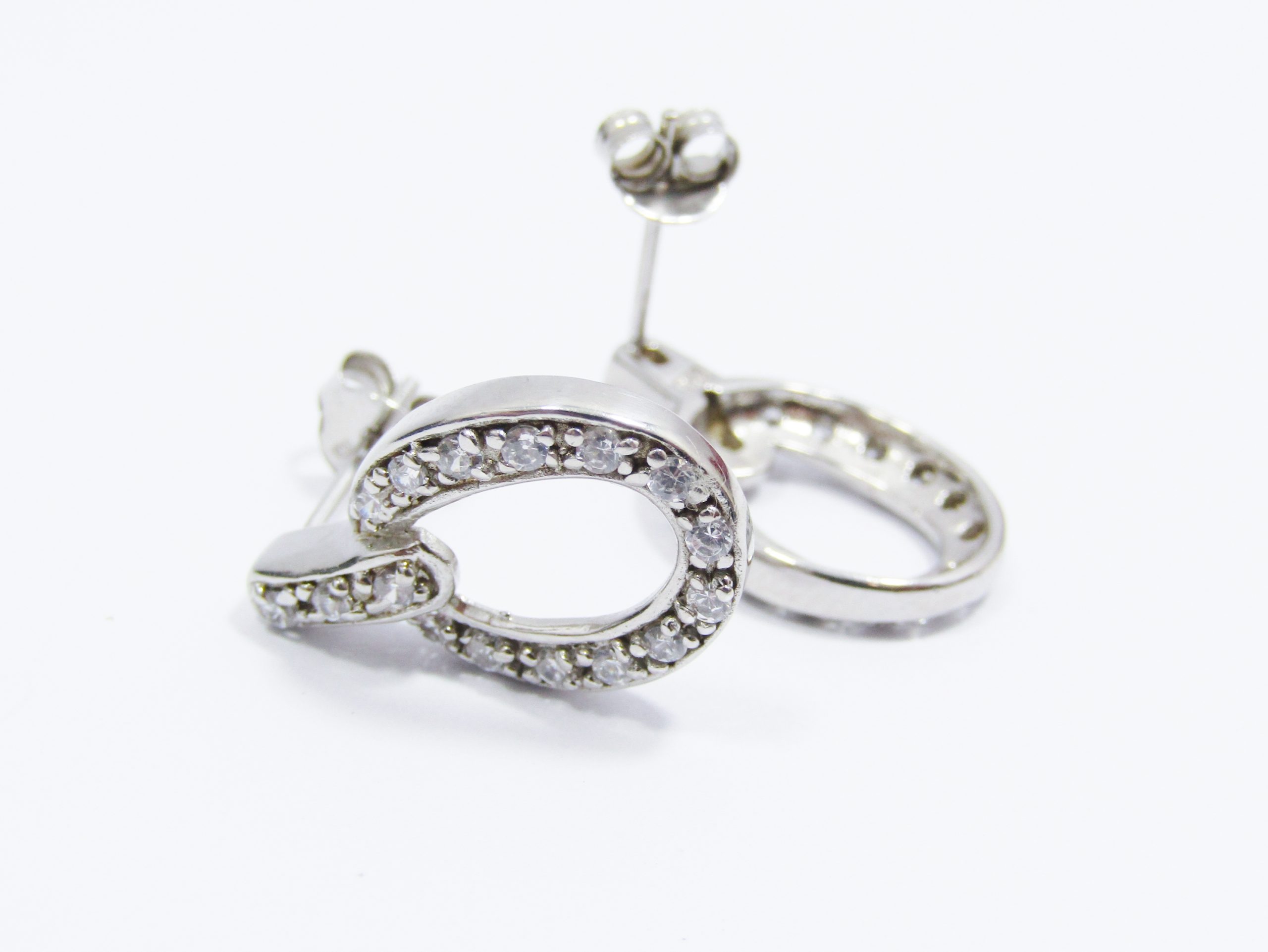 A Gorgeous Pair of Zirconia Earrings in Sterling Silver