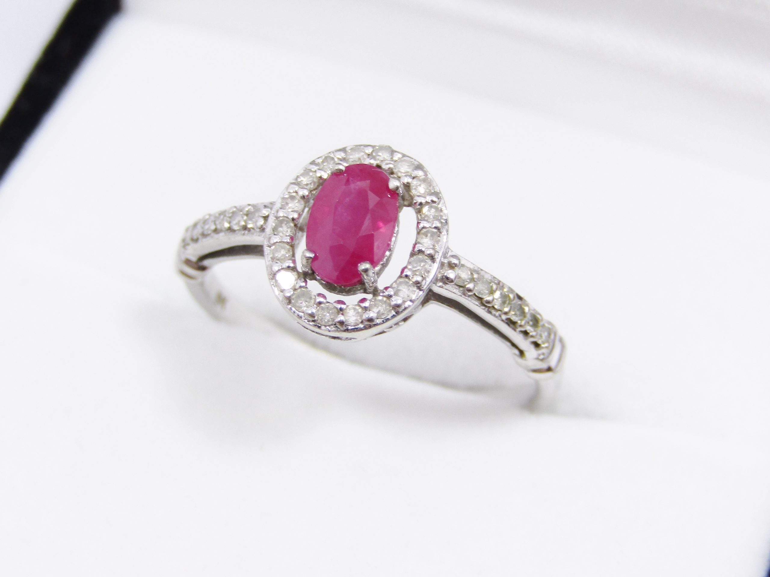 Beautiful 9CT Gold, Ruby & Diamond Classic Design Ring