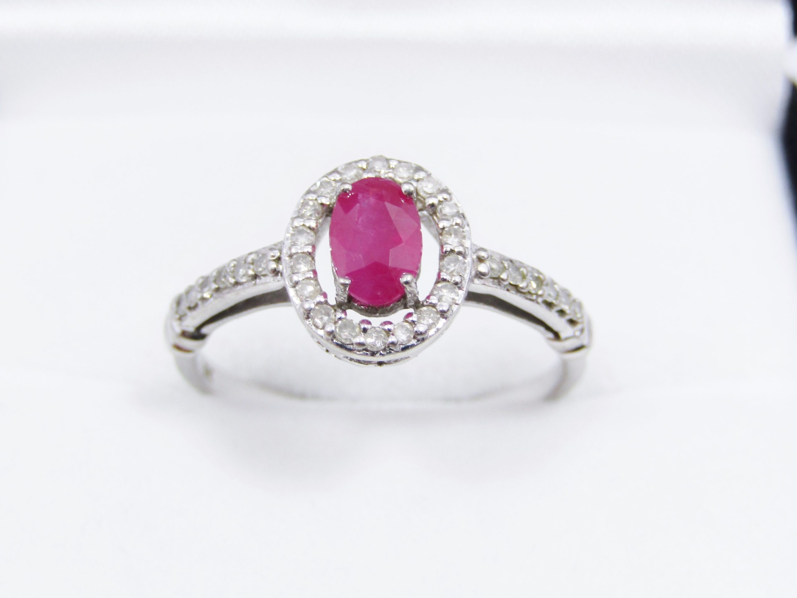 Beautiful 9CT Gold, Ruby & Diamond Classic Design Ring