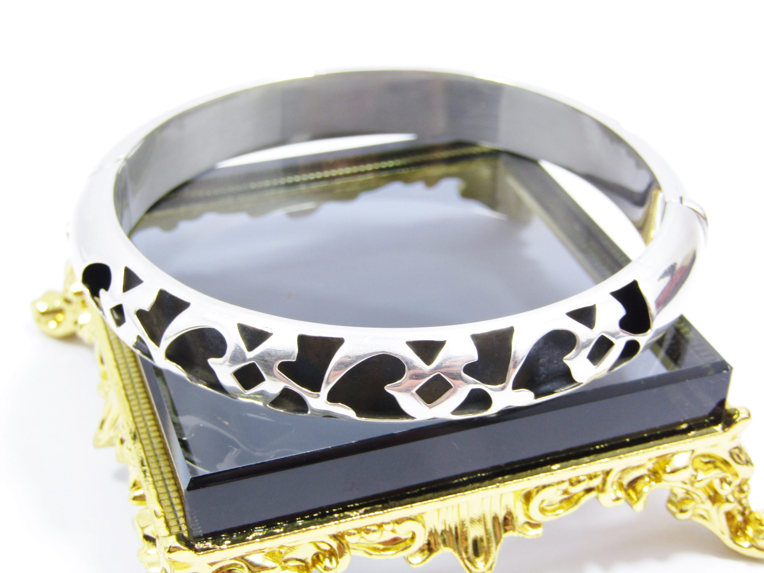 A Gorgeous Chunky Hinged Bangle in Sterling Silver.