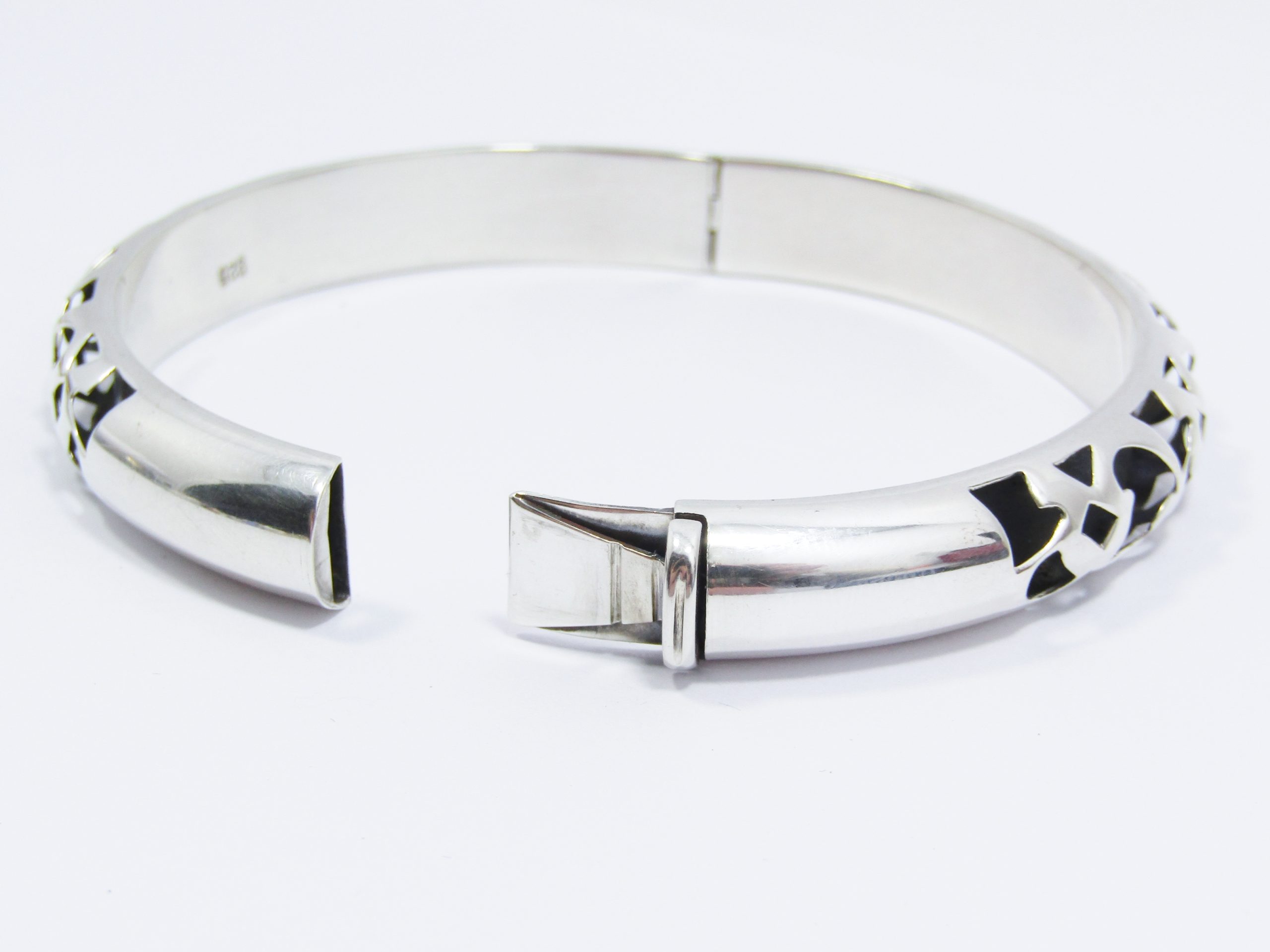 A Gorgeous Chunky Hinged Bangle in Sterling Silver.