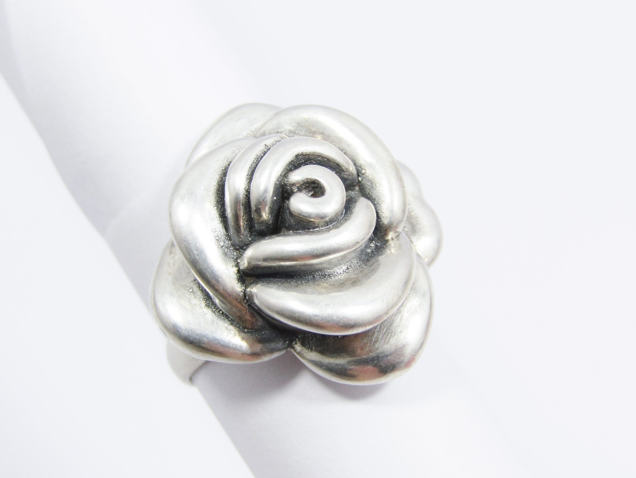 A Lovely Hollow Design Flower Ring in Sterling Silver
