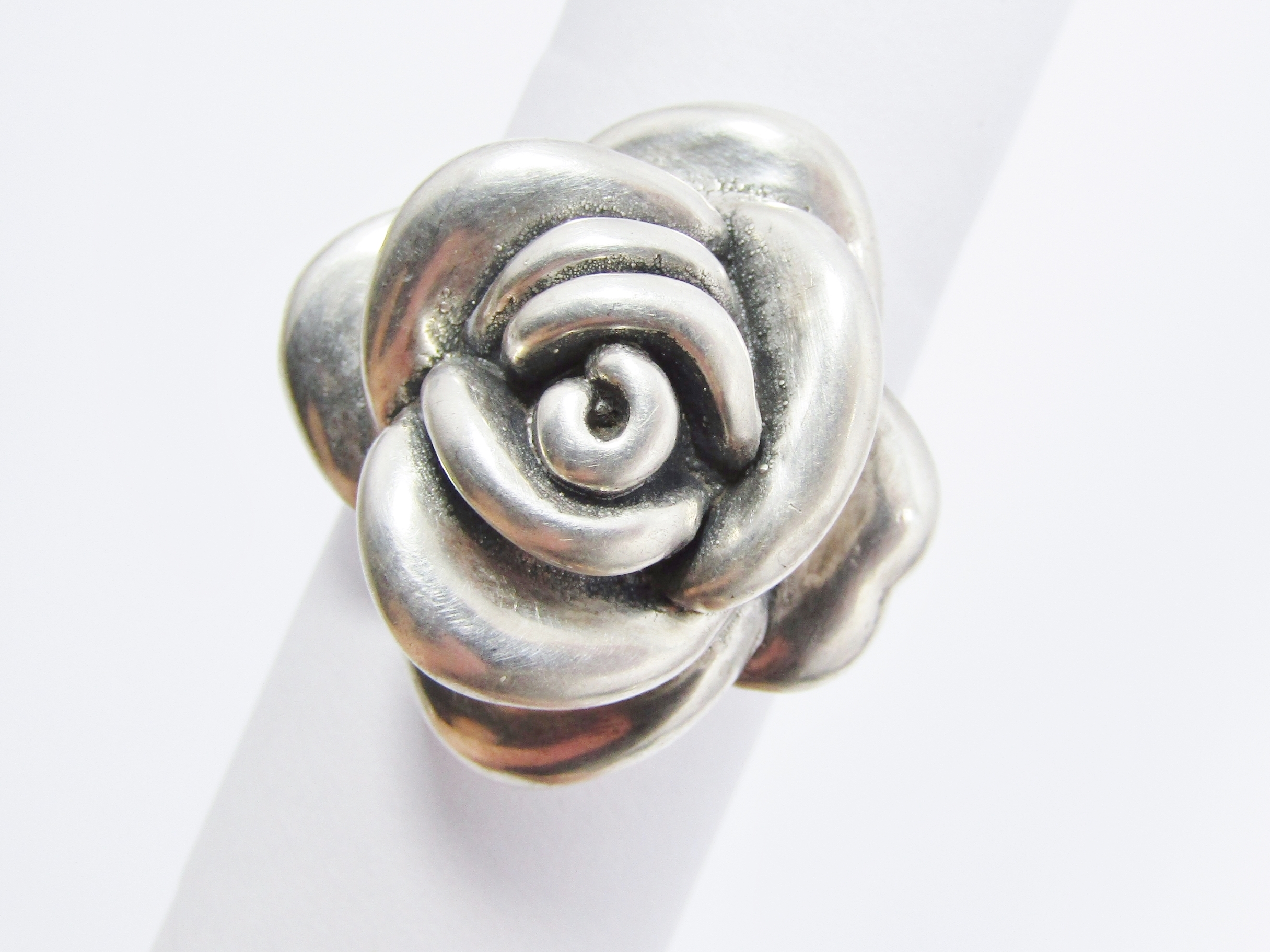 A Lovely Hollow Design Flower Ring in Sterling Silver
