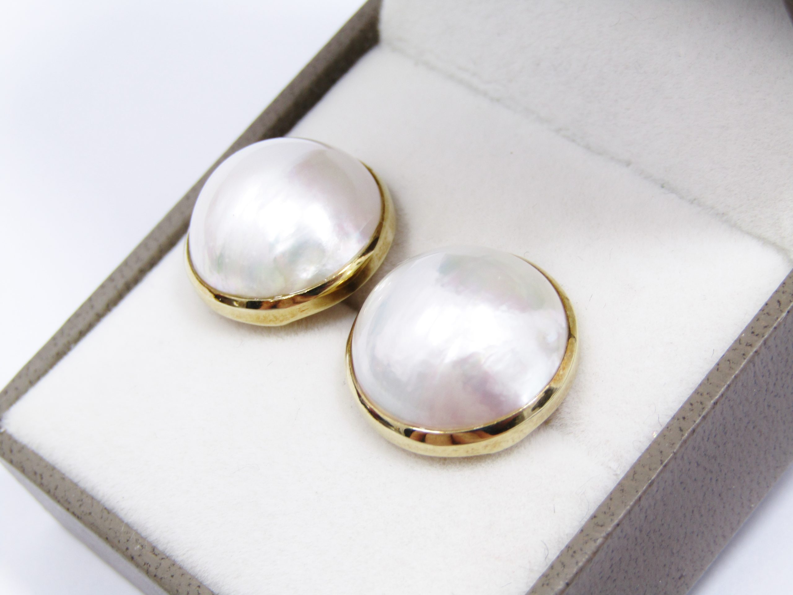 Beautiful 9CT Gold & Lustrous Mabe Pearl Earrings