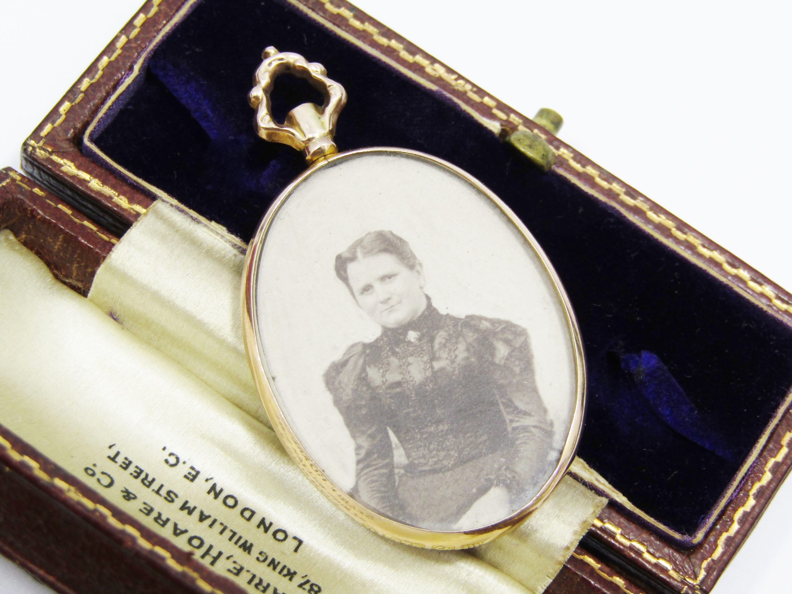 A Gorgeous Double Sided Antique Locket With English Hallmarks for 1911  in 9ct Gold