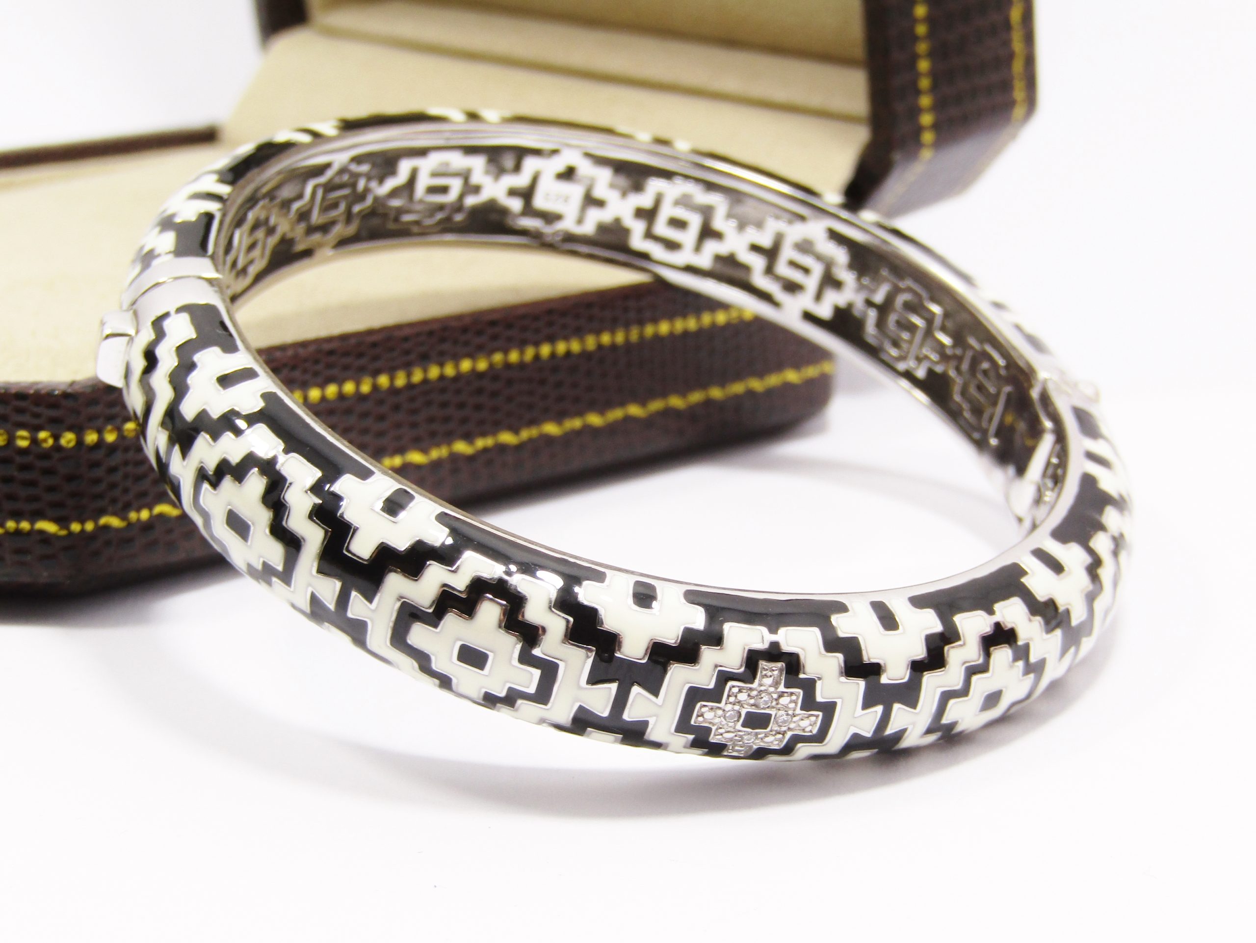 A Beautiful Black and White Designer Belle Etoile Enamel Hinged Bangle in Sterling Silver.