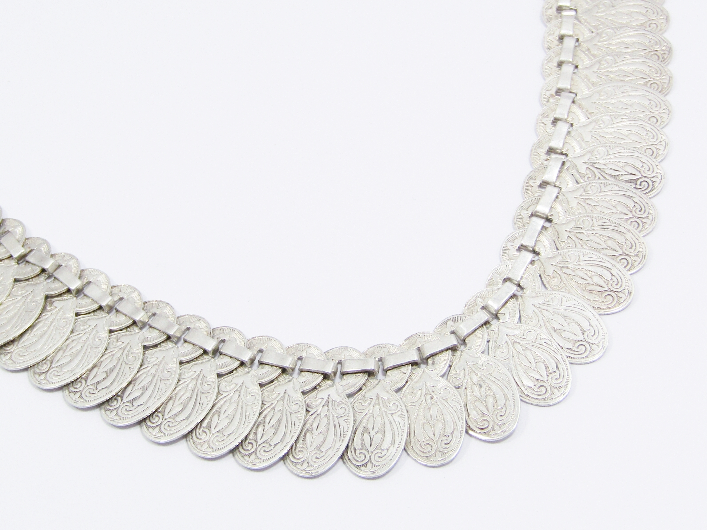 A Gorgeous Engraved Petal Design Necklace in Sterling Silver