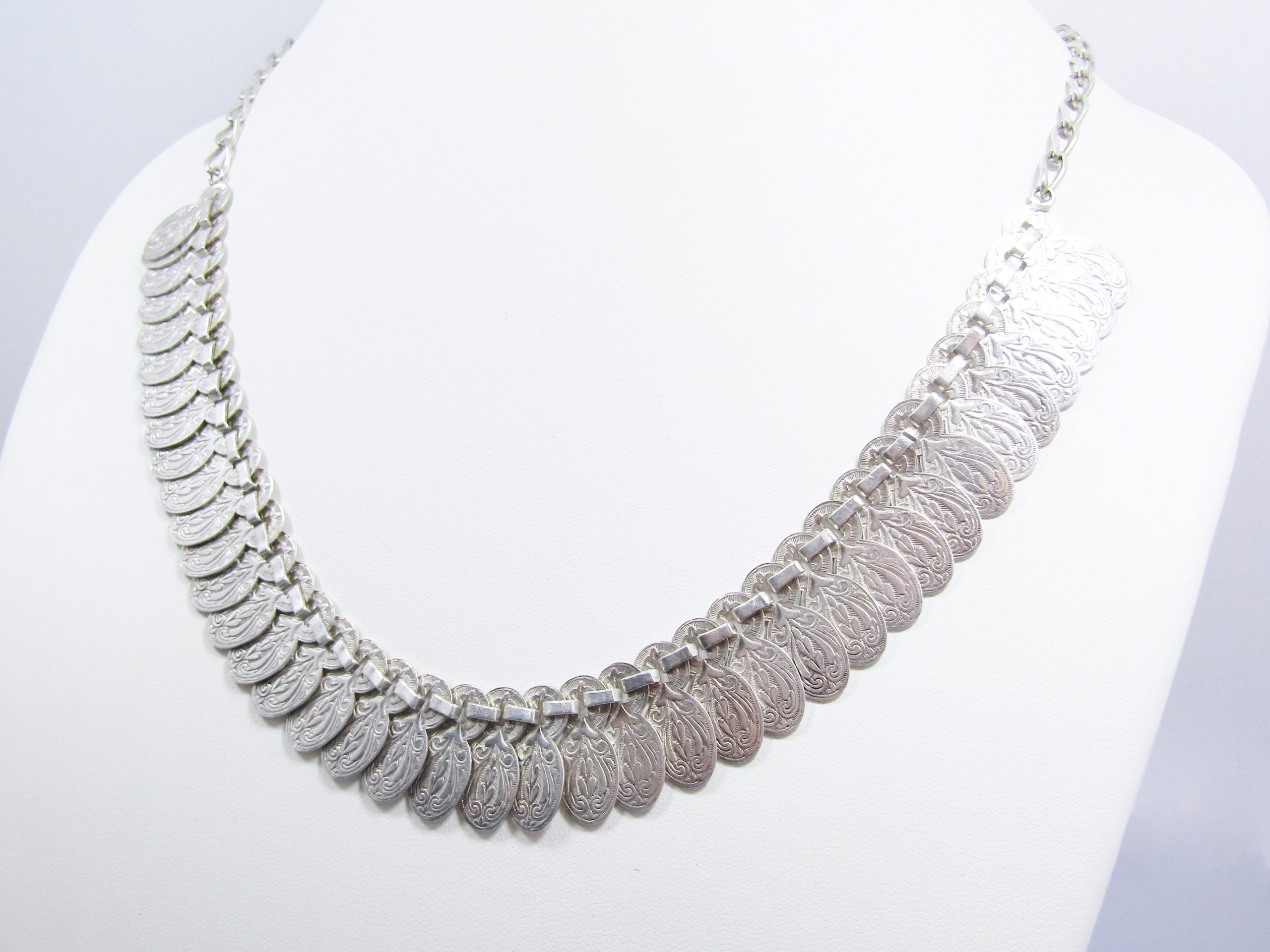 A Gorgeous Engraved Petal Design Necklace in Sterling Silver
