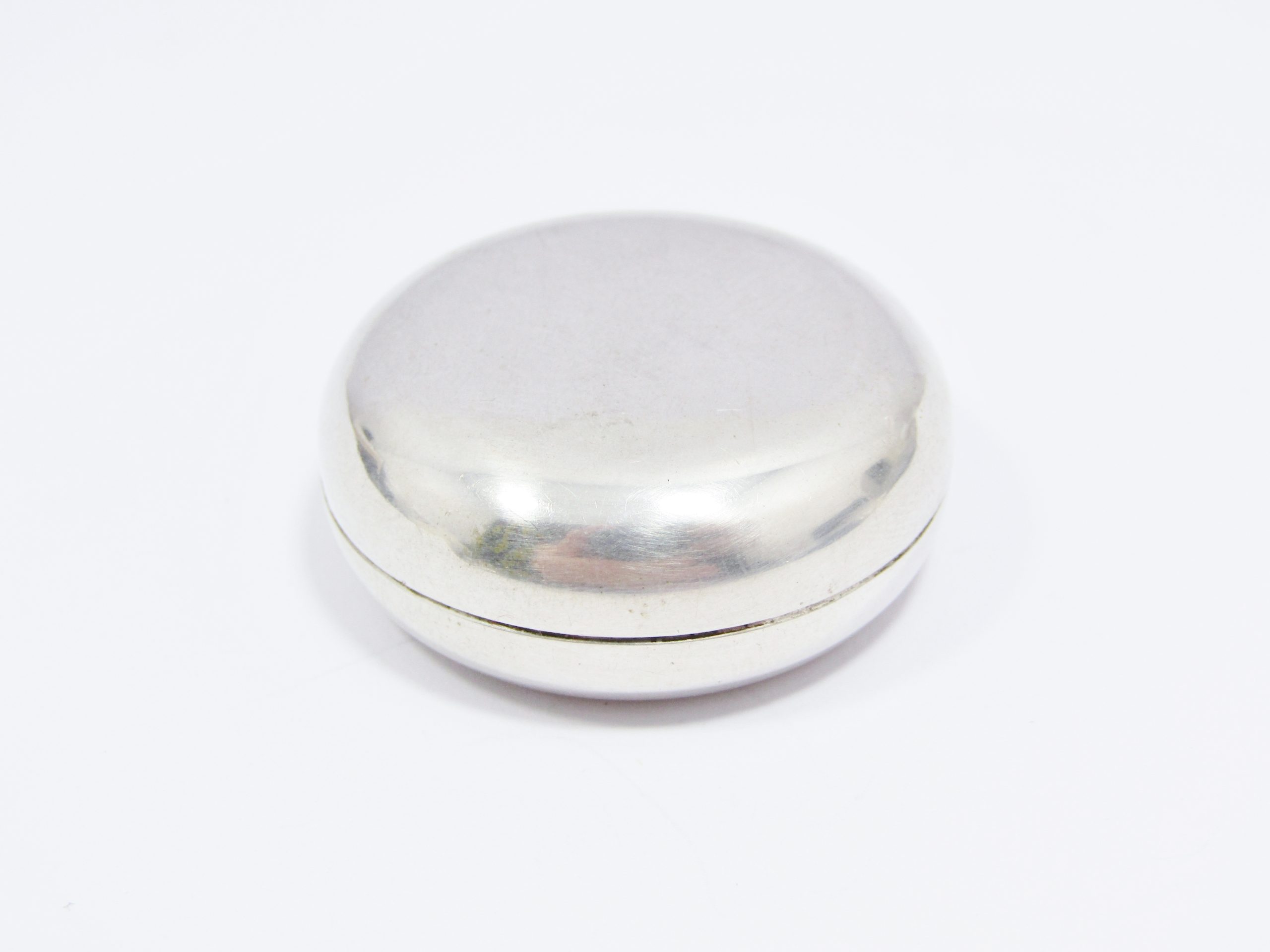 A Stunning Round Pill Box in 800 Silver.