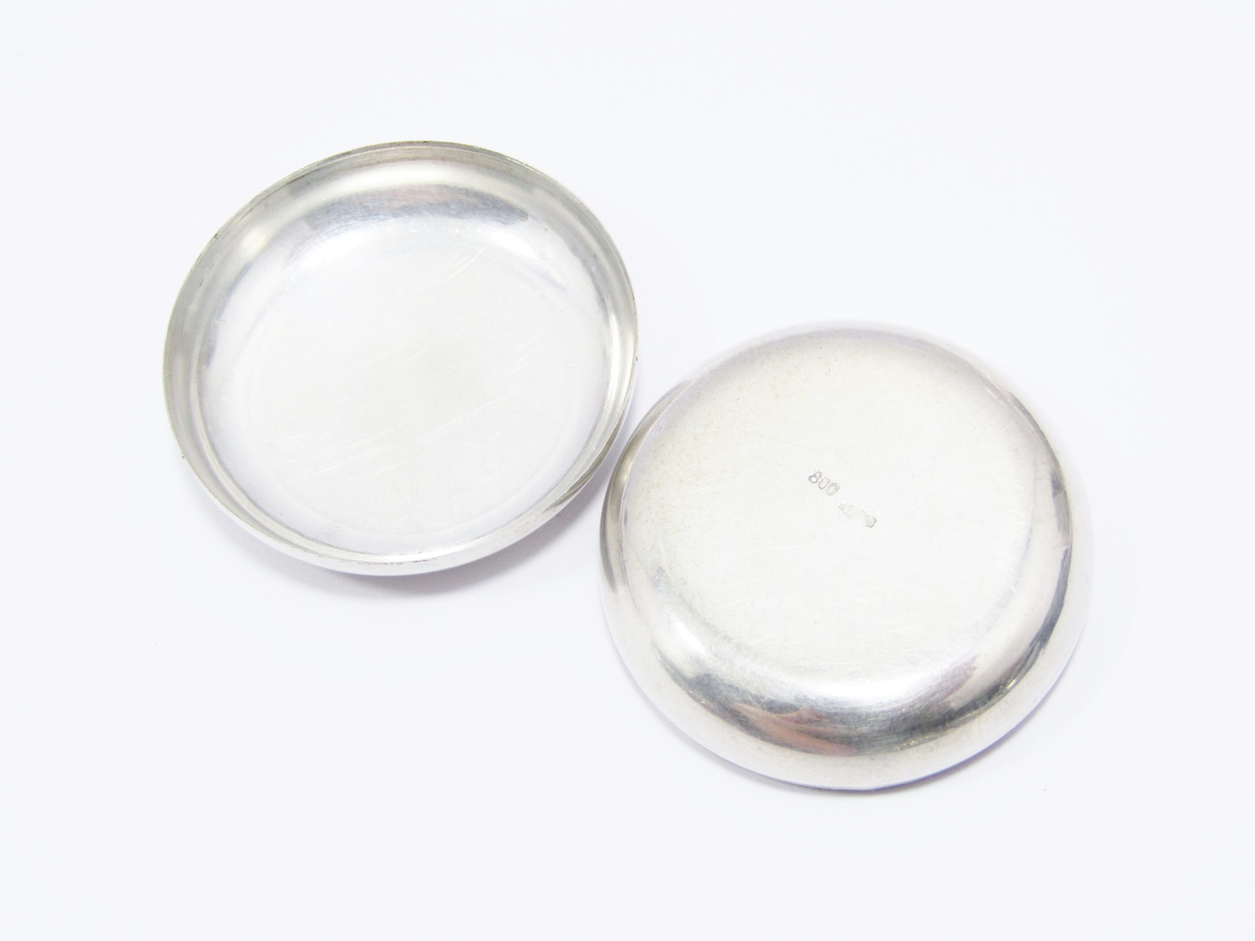 A Stunning Round Pill Box in 800 Silver.