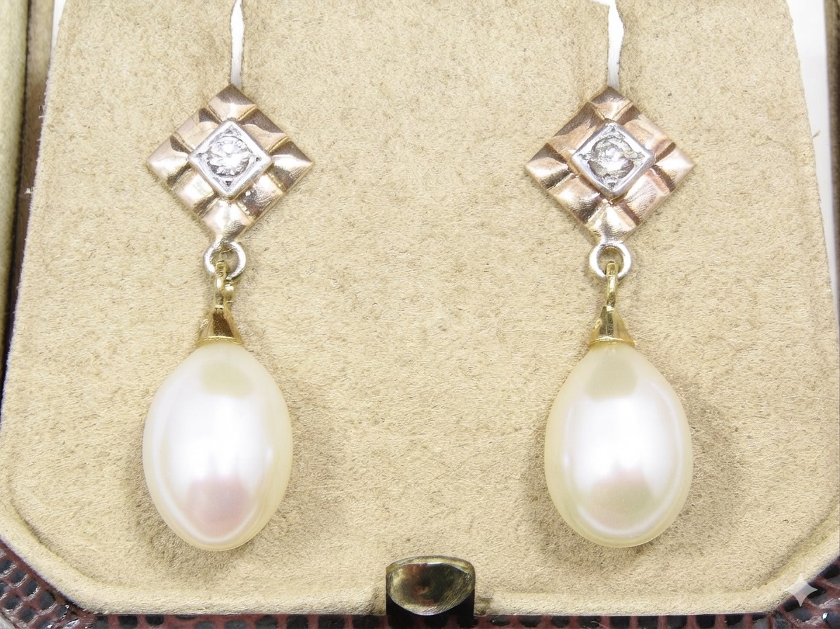 Beautiful Pair of 9CT Gold, Diamond & Pearl Drop Earrings