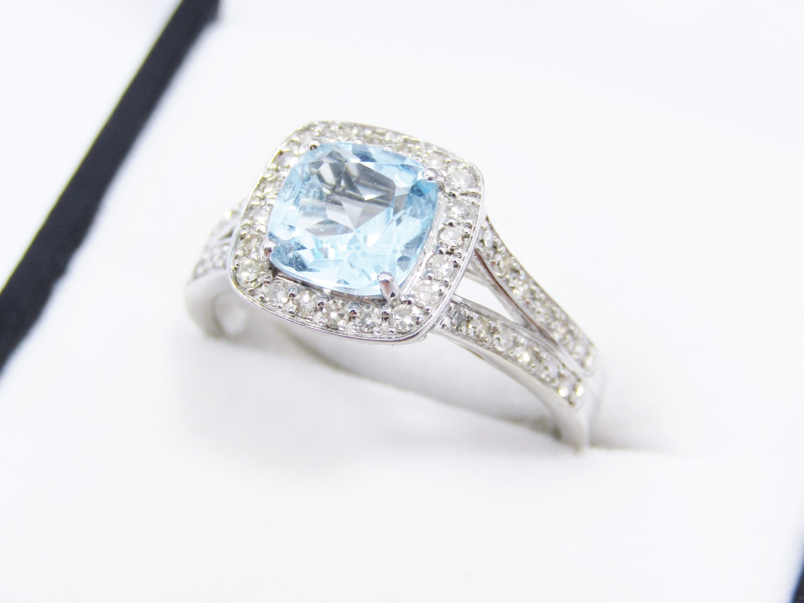 Beautiful! 9CT White Gold, Blue Topaz & Diamond Ring