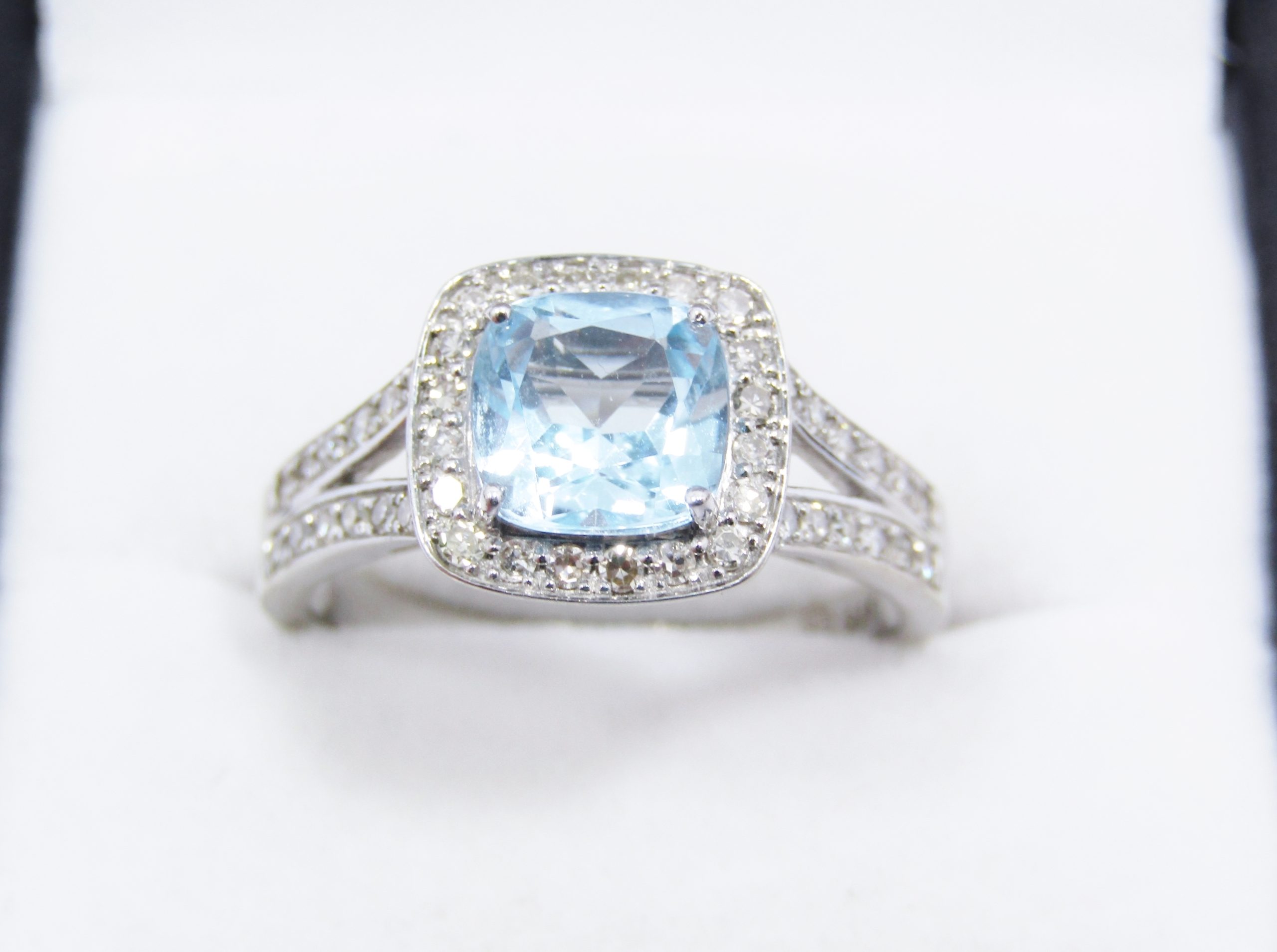 Beautiful! 9CT White Gold, Blue Topaz & Diamond Ring